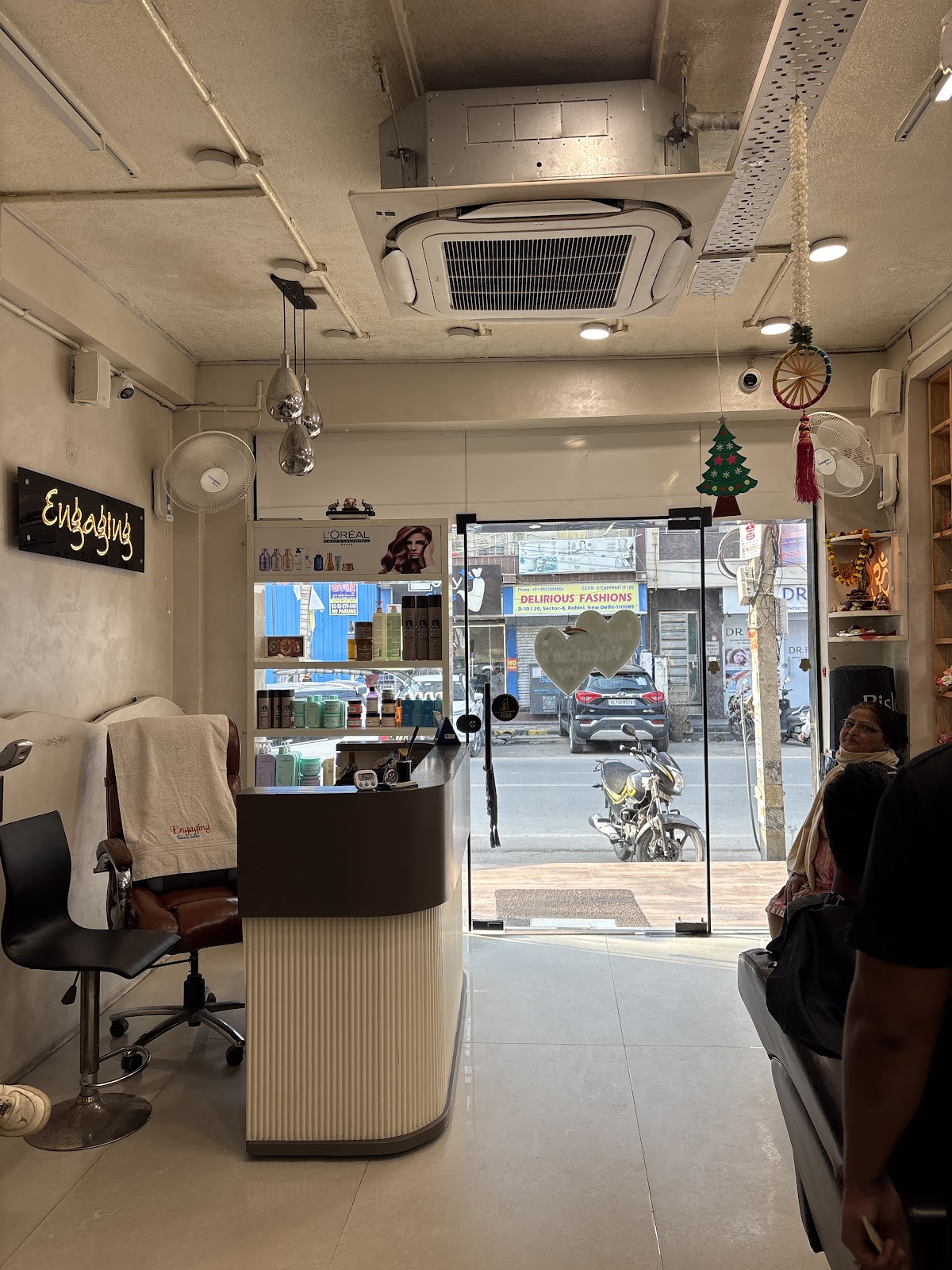 Engaging salon